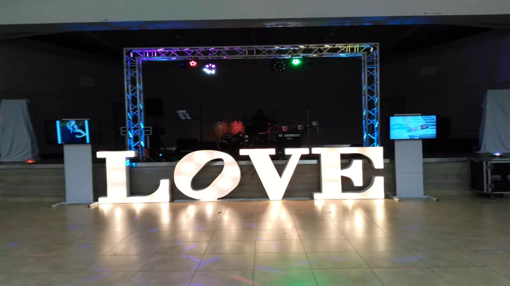 letras grandes con luces para bodas